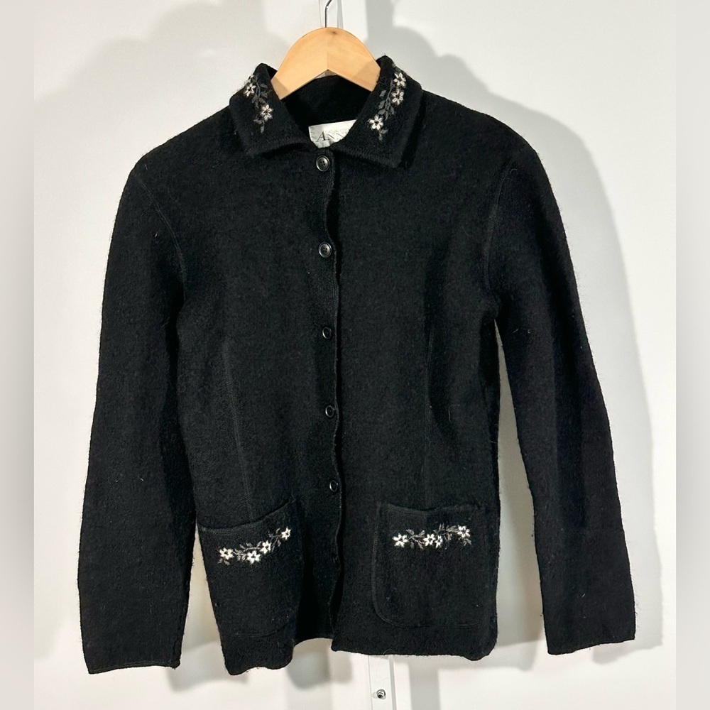Cottagecore black wool cardigan embroidery floral S grandmacore Hong Kong
